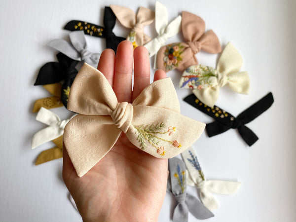 Hand Embroidered Pink Daisies - Chunky Bow